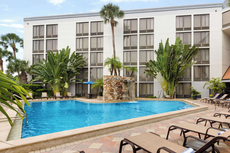 Sport & Beauty 2, Doubletree by Hilton Fort Myers at Bell Tower Shops, Lee