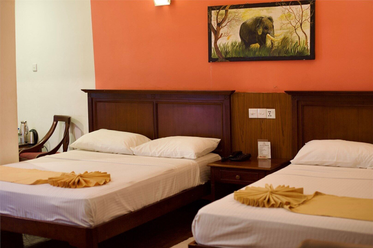 Bedroom 4, Hotel Sapphire, Thimbirigasyaya