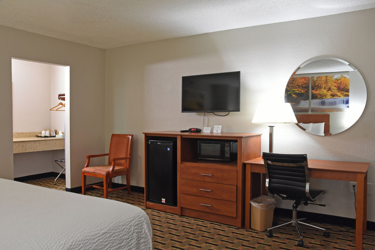 Bedroom 3, Days Inn by Wyndham Lebanon, Wilson