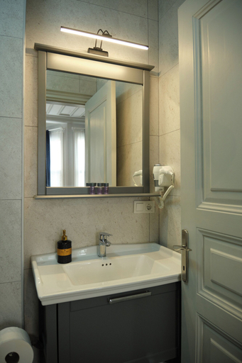 Bathroom 5, Lighthouse, Fatih