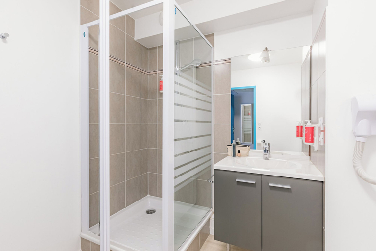 Bathroom 4, Appart'City Confort Vannes, Morbihan