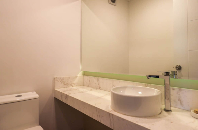 Room 4, w Fascinating 1BR With Balcony in Miraflores, Lima