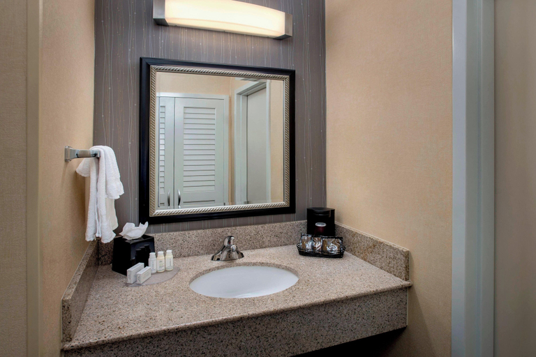 Bedroom 5, Courtyard by Marriott Boston Andover, Essex