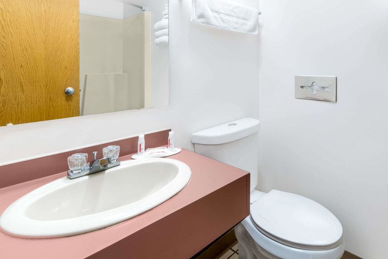 Bathroom 4, Super 8 by Wyndham Duluth, Saint Louis