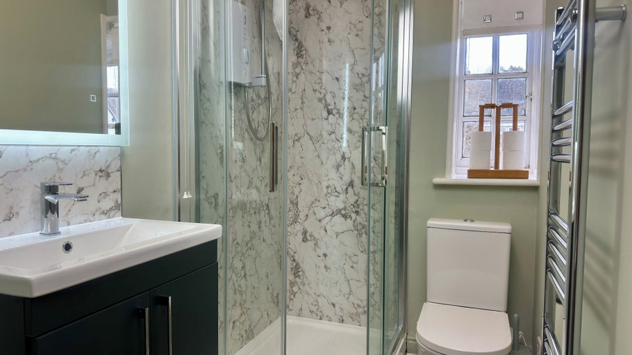 Bathroom 3, The Cricketers Inn, Hampshire