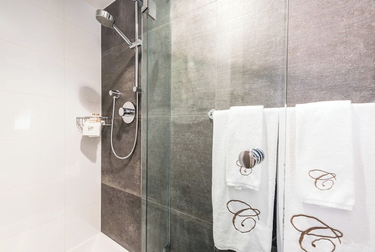 Bathroom 4, Carmana Hotel & Suites, Greater Vancouver