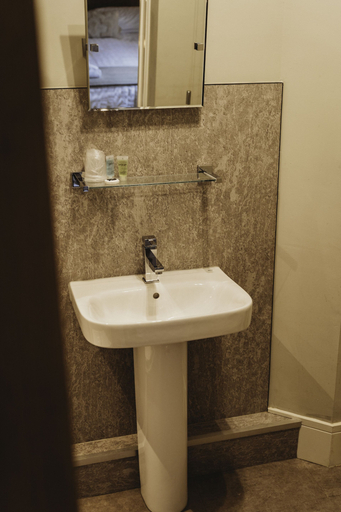 Bathroom 3, The White Lion Inn, Leicestershire