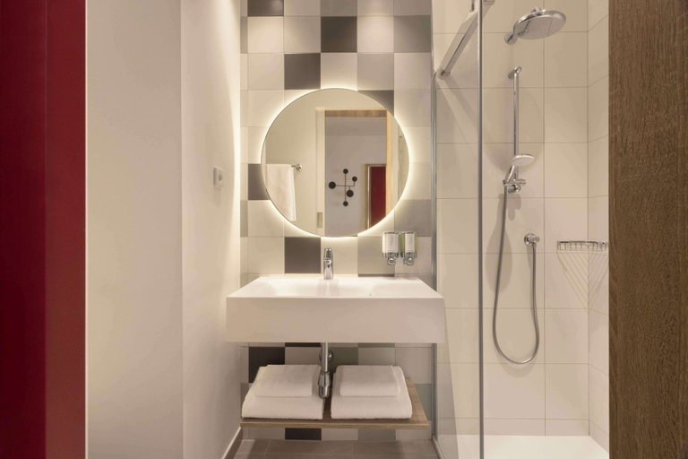 Bathroom 5, Hampton By Hilton Malaga Martiricos, Málaga