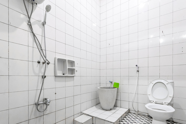 Bathroom, Urbanview Alza by RedDoorz, Cianjur