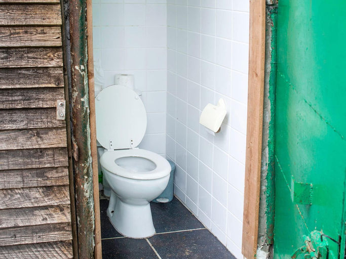 Bathroom 3, Idyllic Lakeside Cottage, Namur