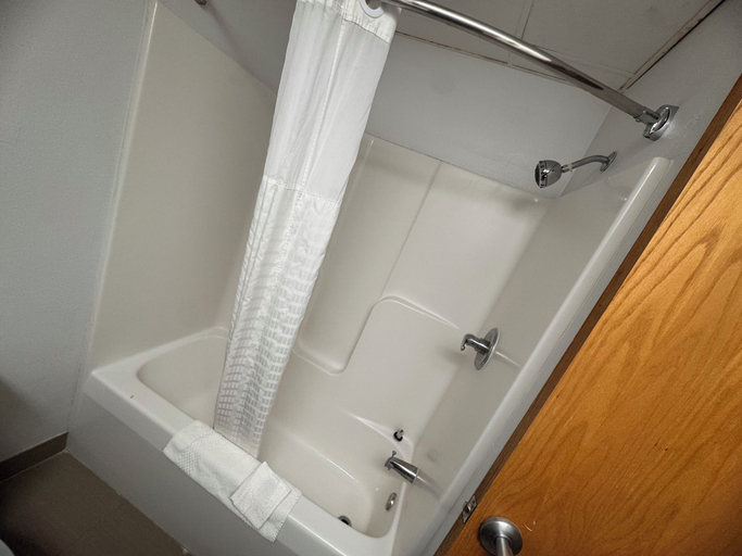 Bathroom 4, Quality Inn Waynesburg - Morrisville, Greene