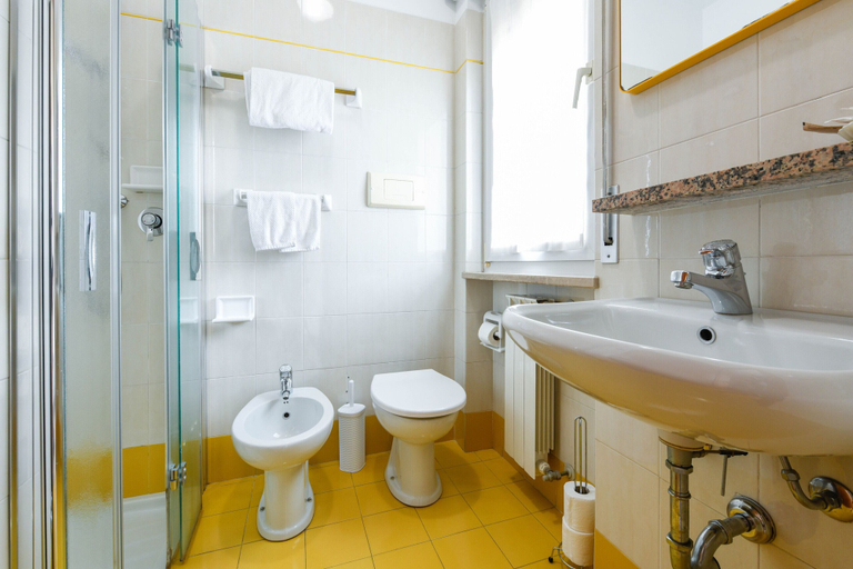 Bathroom 5, B&B America, Brescia