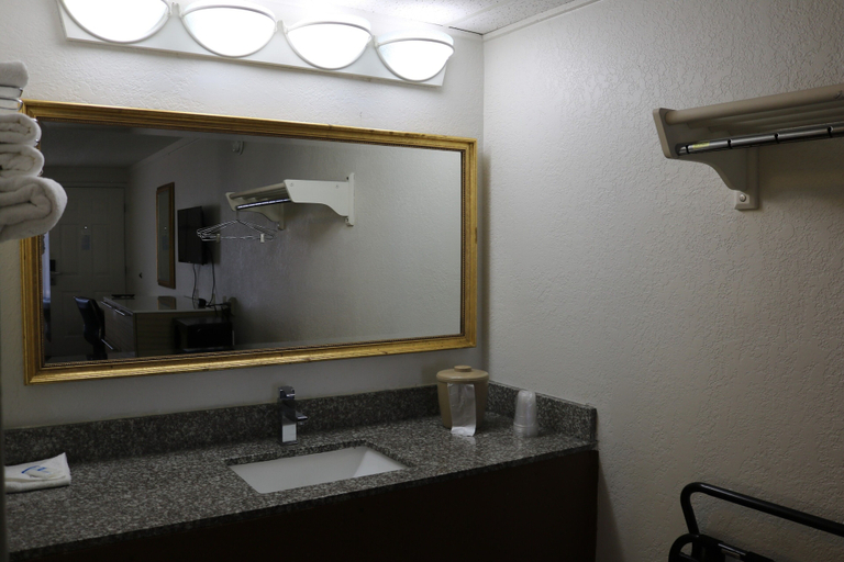 Bathroom 4, Rodeway Inn Sharonville - Cincinnati North, Cincinnati