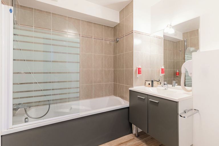Bathroom 4, Appart'City Confort Vannes, Morbihan