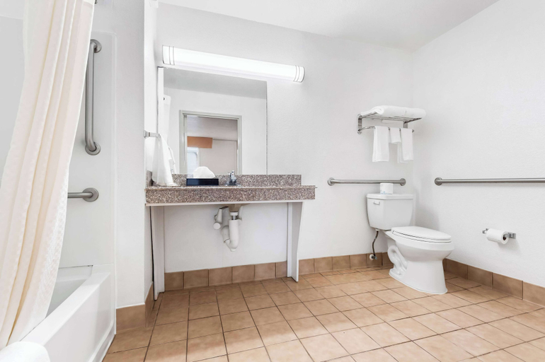 Bathroom 4, Super 8 by Wyndham Baton Rouge/I-10, East Baton Rouge
