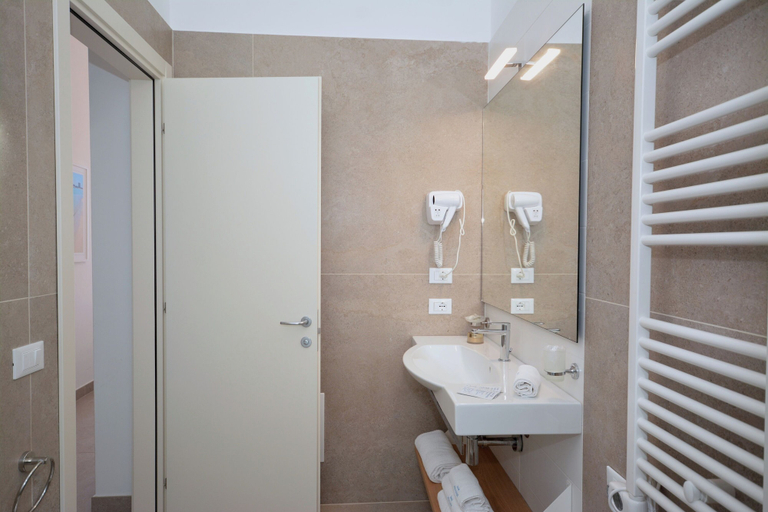 Bathroom 4, Hotel Miramare, Lecce