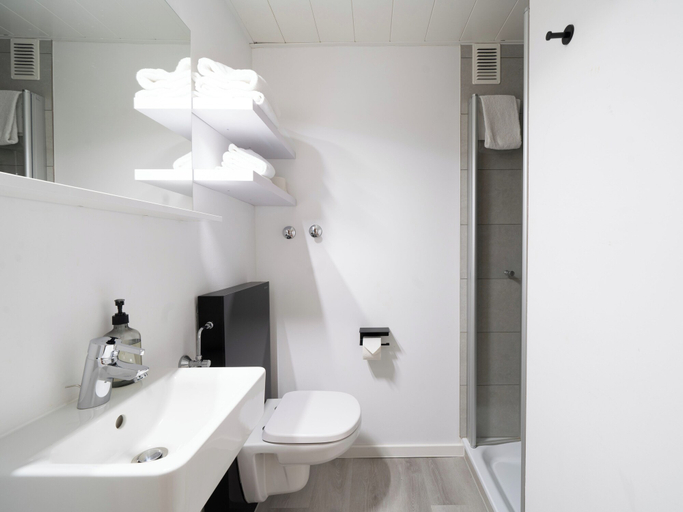 Bathroom 5, JustStay Mülheim/Oberhausen Hotel & Apartments, Mülheim an der Ruhr