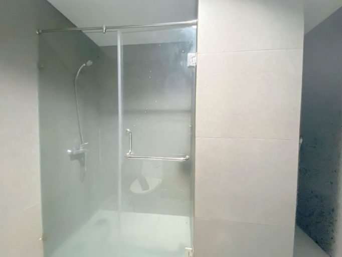 Bathroom 5, Comfortable and Tidy 1BR Patraland Amarta Apartment By Travelio, Sleman