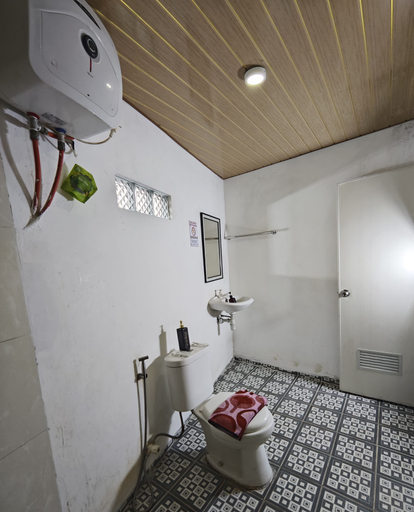 Bathroom 13