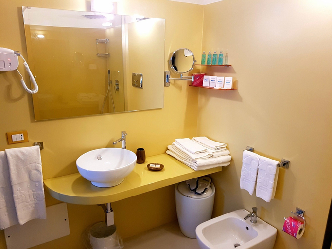 Bathroom 5, Hotel La Battigia, Trapani
