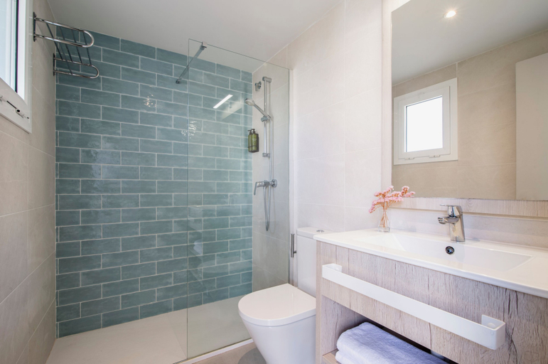 Bathroom, Pierre & Vacances Estartit Playa, Girona