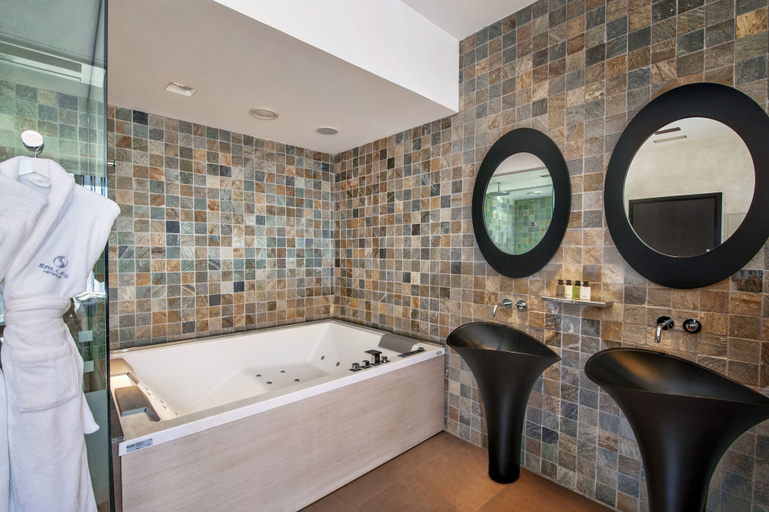 Bathroom 5, Suites Natura Mas Tapiolas, Girona