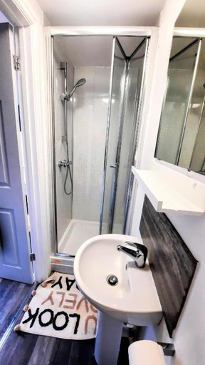 Bathroom 2, Premier Nottingham Studios - Burford Road, Nottingham