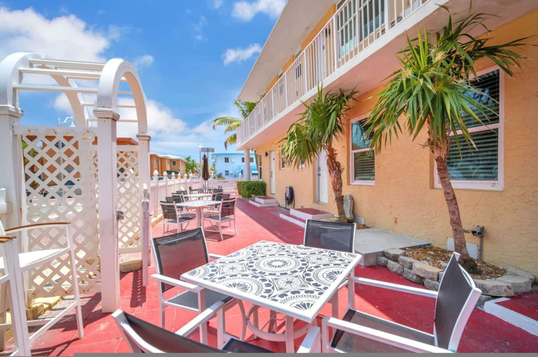 Room 4, Cozy Corner Beach Apartment, Broward