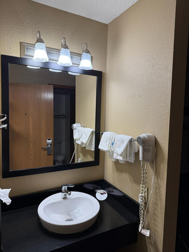 Bathroom 4, Super 8 by Wyndham Mendota I-39, La Salle