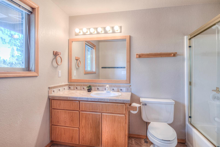 Bathroom 4, Awbrey Lane 2, Deschutes