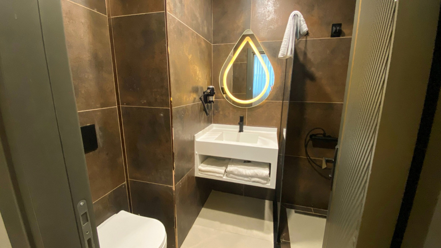 Bathroom 4, 216 Ruby Suite, Kartal