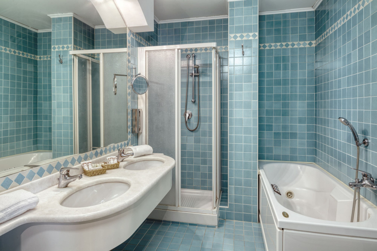Bathroom 4, Carlton, Treviso