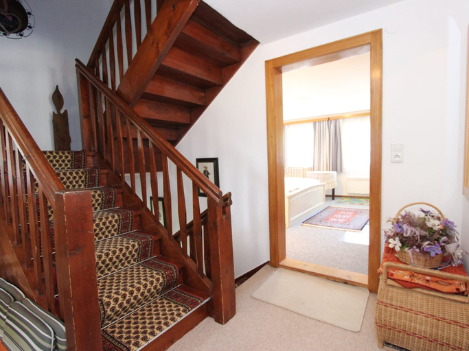 Others 5, Cozy Chalet in Bramberg am Wildkogel with Sauna near Ski Lift, Zell am See