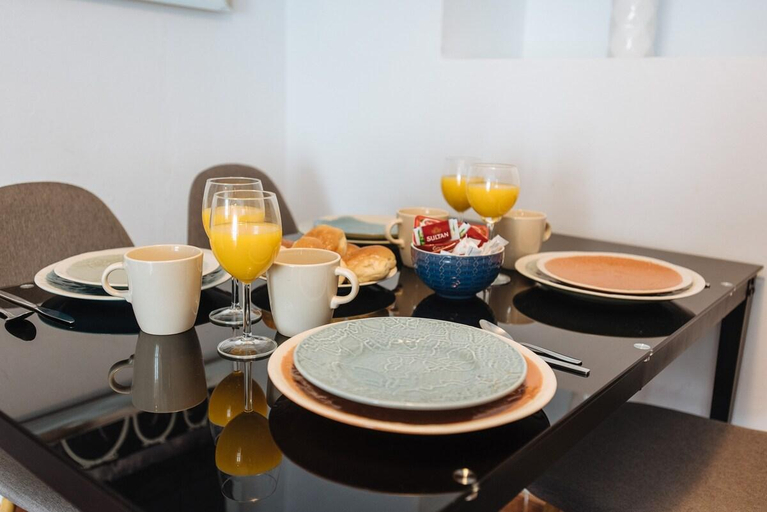 Food & Drinks 4, Lovely Apartment at Santa Cruz 6 people Parking Op, Sevilla