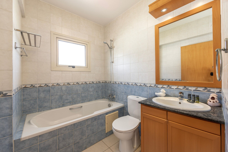 Bathroom 3, Larnaca Chelidonia Seafront Villa, Larnaca