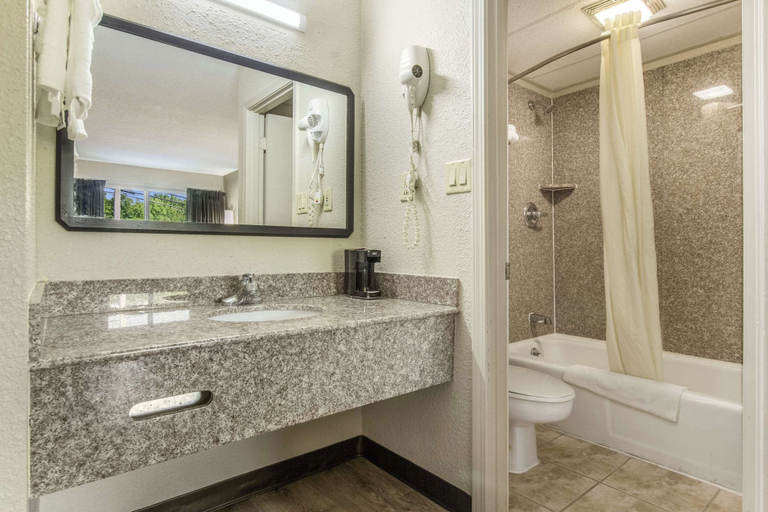 Bathroom 4, Econo Lodge Fort Knox, Hardin