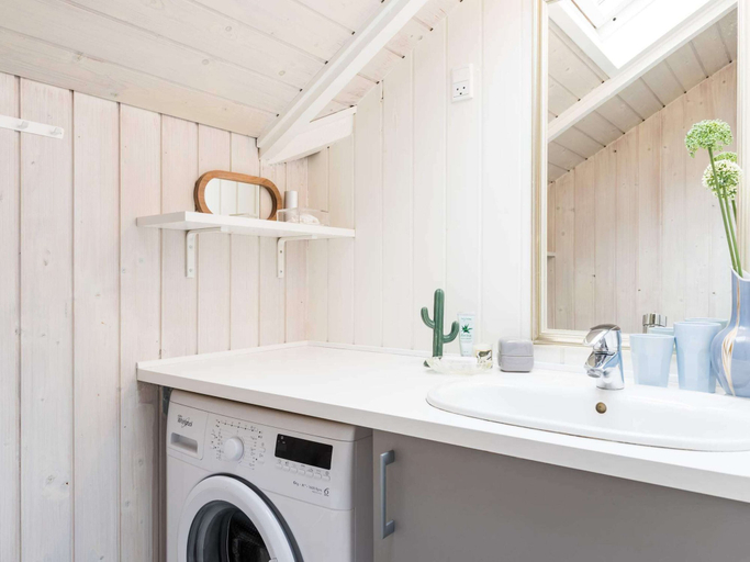 Bathroom 3, 6 person holiday home on a holiday park in Blåvand, Varde