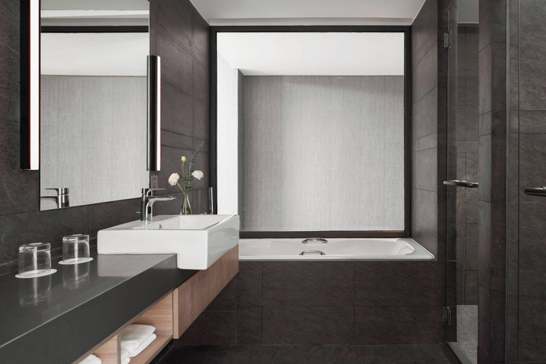 Bathroom 5, Courtyard by Marriott Phnom Penh, Phnom Penh