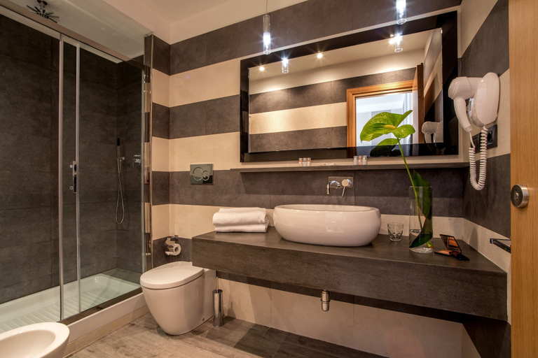 Bathroom 4, Royal Court, Roma