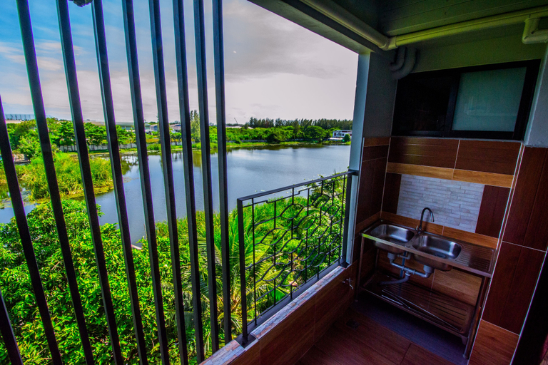 Exterior & Views 28
