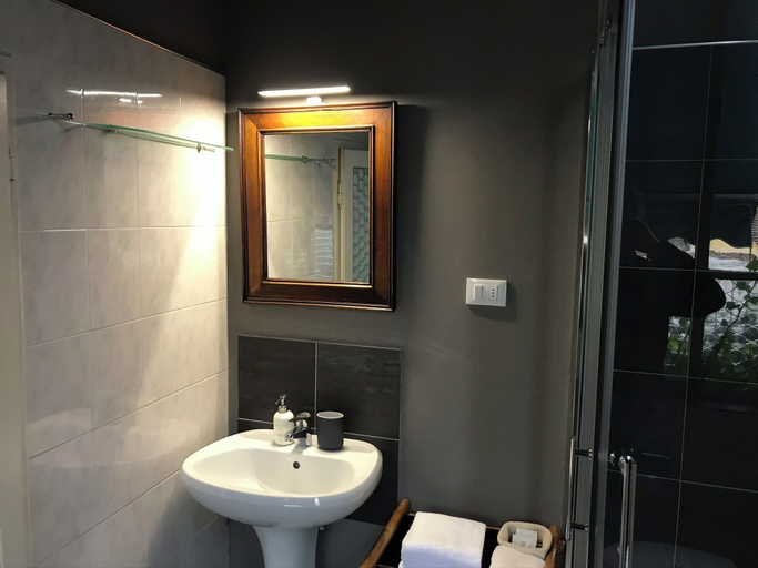 Bathroom 5, Alberghino B&B, Florence