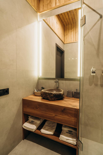 Bathroom 3, Mandra Morion, Iaremchans'ka