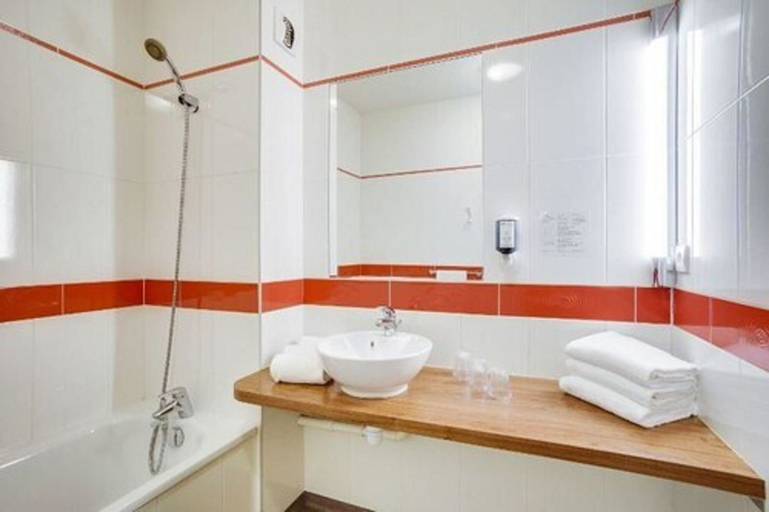 Bathroom 4, Brit Hotel La Côte des Havres, Manche