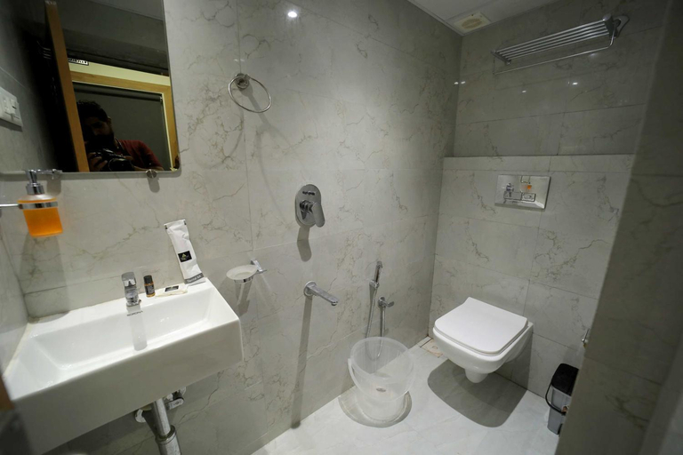 Bathroom 2, Cabinstay Airport, Mumbai Suburban