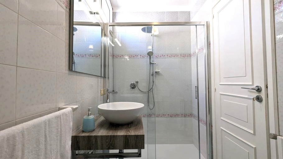 Bathroom 3, Tale Tale Apartment, Ragusa