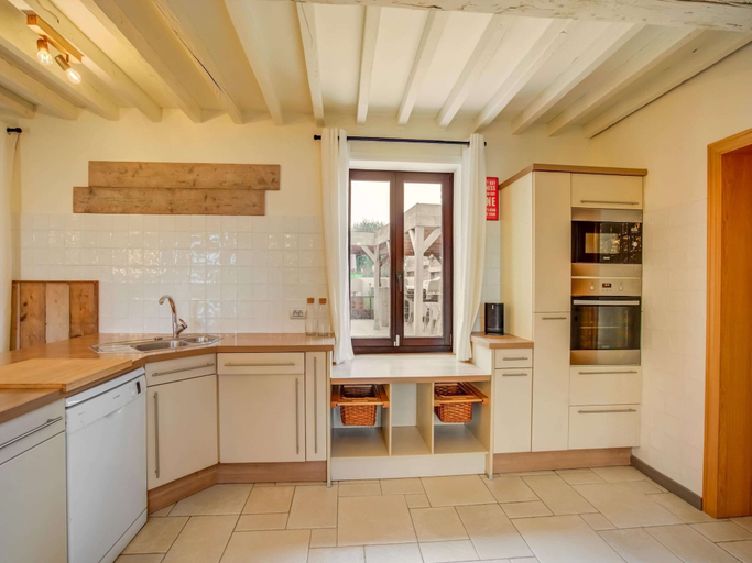 Private kitchen 4, Lush Holiday Home in Vlaanderen With Private Pool, Vlaams Brabant