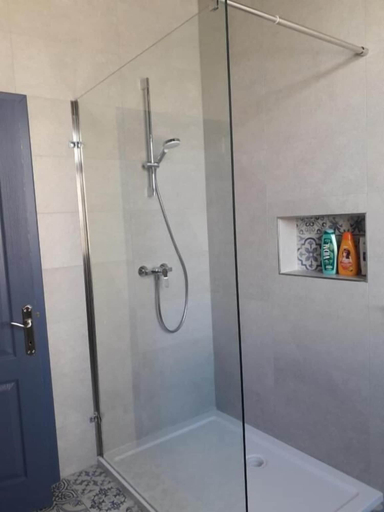 Bathroom 4, Village Knights Accommodation