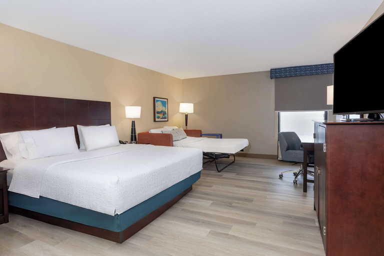Bedroom 3, Hampton Inn Orlando-International Airport, Orange