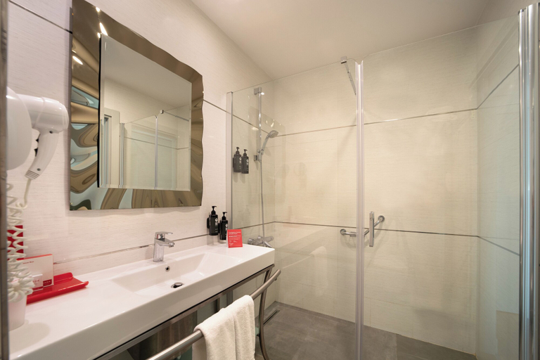 Bathroom 5, Ramada Plaza by Wyndham Istanbul Atakoy, Bakırköy