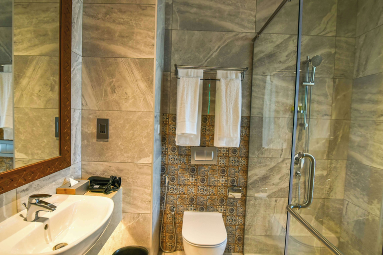 Bathroom 5, Golden Tulip Zanzibar Airport, Magharibi